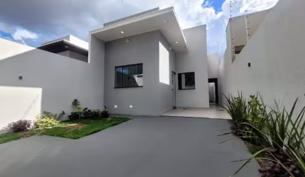 Linda casa com ótimo acabamento
