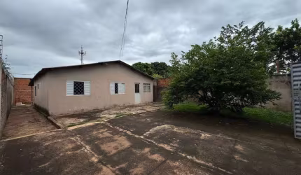 Casa com 3 quartos e espaço de terreno no Jd Aero Rancho