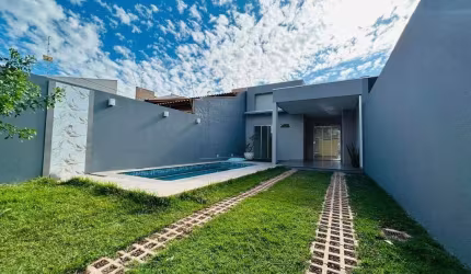 Casa com 03 quartos sendo uma suite e piscina