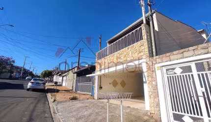 Sobrado  com A/T 125 m², A/C 156 m²  sendo 3 dorm( 1 suíte ) c/ ampla varanda, excelente área gourmet, otima localização