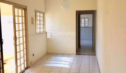 CASA COM EDÍCULA