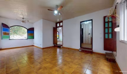 Caminho Imóveis vende casa de quatro dormitórios no Bairro Guarujá, Zona Sul de Porto Alegre