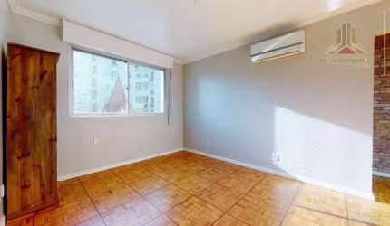 Vendo no Centro de Porto Alegre. Apartamento de um dormitório, com garagem e elevador.