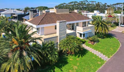No Bosques de Atlântida vendo sobrado de esquina, quatro suítes e muito conforto e lazer.