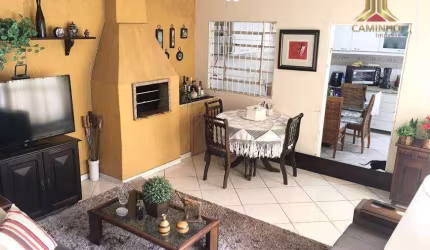 Vendo casa de três dormitórios com três vagas de garagem no Bairro Jardim Botânico em Porto Alegre RS
