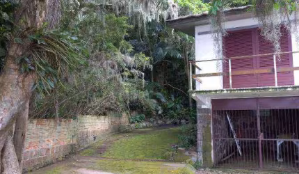 Vendo casa construída em meio a muito verde, natureza e acesso direto ao Guaíba, em Porto Alegre