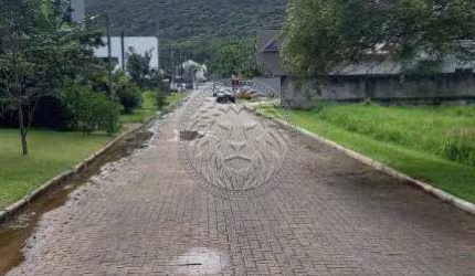 Terreno em condomínio fechado à venda no Pântano do Sul, Florianópolis  por R$ 880.000