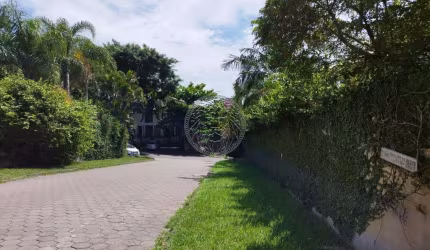 Terreno à venda no Rio Tavares, Florianópolis  por R$ 2.200.000