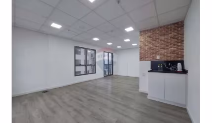 Sala comercial de 38,50 m² para VENDA, totalmente acabada, OTIMA LOCALIZAÇÃO, piso laminado, ar condicionado e sacada.