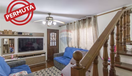 Belíssimo sobrado de 226 m², com edícula completa, 2 salas, lavabo, 3 dormitórios, sendo 1 suite máster com varanda, 2 vagas de garagem, churrasqueira