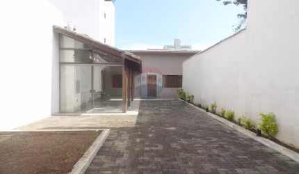 Casa térrea com dois quartos e um excelente quintal no Centro de Santo André !