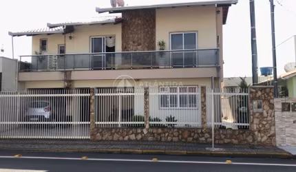 Casa 04 dormitórios e piscina - Centro - Camboriú