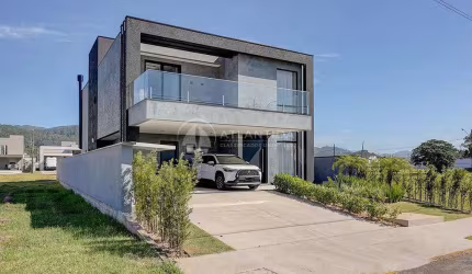 Casa alto padrão 3 suítes no condomínio Caledônia - Camboriú