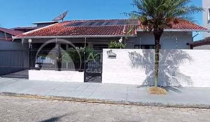 Casa 03 dormitórios com piscina no Centro de Camboriú