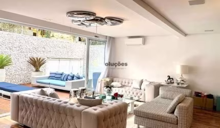 Lindo sobrado à venda com 450m², 3 suítes com closet, Sala de TV e 4 vagas de garagem no Pacaembu,