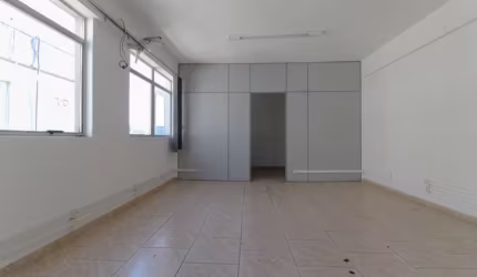 Sala comercial para alugar na Avenida São Pedro, 844, São Geraldo, Porto Alegre por R$ 749