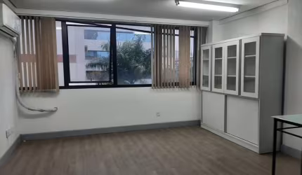 Sala comercial para alugar na Avenida Carlos Gomes, 1610, Três Figueiras, Porto Alegre por R$ 1.300