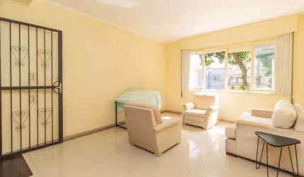 Casa em condomínio fechado com 3 quartos para alugar na Avenida América, 77, Auxiliadora, Porto Alegre por R$ 5.500