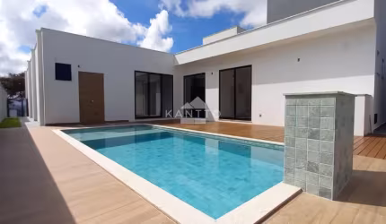 Casa linear com 3 suítes sendo uma master, piscina , portaria 24 horas no Residencial Alvim