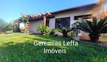 Casa 03 Dorm à venda no Bairro Bella Torres com 170 m² de área privativa - 2 vagas de garagem