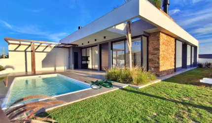 Casa 03 Dorm à venda no Bairro Bella Torres com 182 m² de área privativa - 1 vaga de garagem