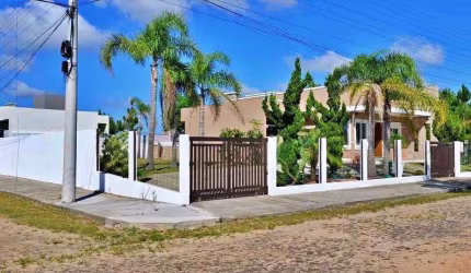 Casa 03 Dorm à venda no Bairro Bella Torres com 144 m² de área privativa - 3 vagas de garagem