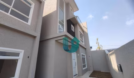 Sobrado triplex novo, não geminado, em condomínio - 3 quartos c/ suite, 2 vagas no Xaxim