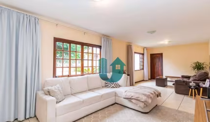 Casa duplex com suite no térreo e quintal espaçoso!