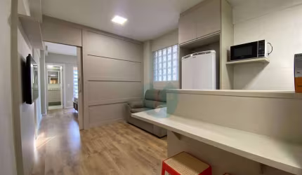 Apartamento compacto, semi mobiliado com face Oeste - Centro