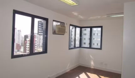 Excelente sala comercial na região da saúde para locação.
