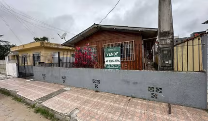 CASA COM EXCELENTE LOCALIZAÇÃO  NO CENTRO DE NAVEGANTES - SC