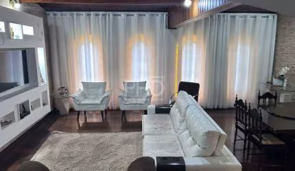 Casa à Venda, com 225m2, 4 Quartos, 1 Suíte, 4 Banheiros, Varanda, Piscina, Churrasqueira, Vila Humaitá, Santo André