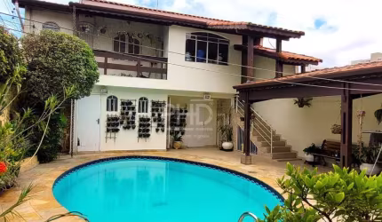 Casa Térrea à Venda, com 230m², 3 Quartos, 1 Suíte, 5 Banheiros, Área Gourmet, Piscina, 4 Vagas, Bairro Nova Petrópolis, São Bernardo do Campo