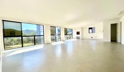 Amplo apartamento novo no centro da cidade