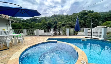 Oportunidade Única! Casa dos Sonhos ao Lado da Vila Germânica!