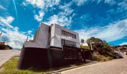 Imóvel Espetacular à Venda: Sobrado Triplex com Vista Deslumbrante
