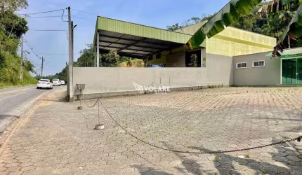 Galpão em Gaspar com 8 Vagas de Garagem e Banheiros Masculino e Feminino.