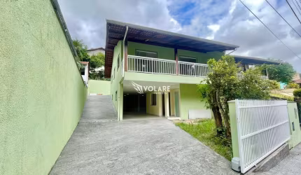 Casa à Venda Próxima à Vila Germânica - Conforto e Espaço para sua Família!