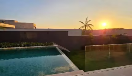 Pôr do sol exclusivo, piscina infinita e muito luxo esperam por você! Agende sua visita ao Saint Patrick!
