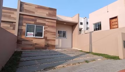 Casa geminada com três dormitórios
