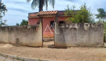Casa com 2 Terrenos, à venda.
