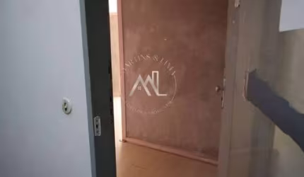 Ótima sala comercial,  com hall de entrada, duas salas, divisórias e banheiro social, com blindex e chuveiro.