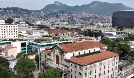 Excelente Quarto e Sala, no Centro do Rio de Janeiro, em frente ao Sambódromo.