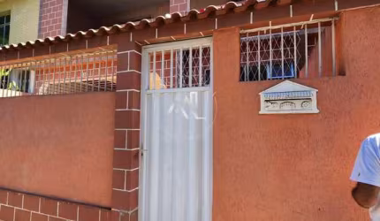 Excelente Casa Duplex, extremamente espaçosa, COM VAGA DE GARAGEM PARA 3 CARROS, em VILA KOSMOS. OPORTUNIDADE INCRÍVEL.