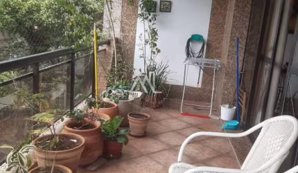 Ótimo apartamento, COM VARANDA E 2 VAGAS DE GARAGEM, 3 quartos, sendo 1 suíte.