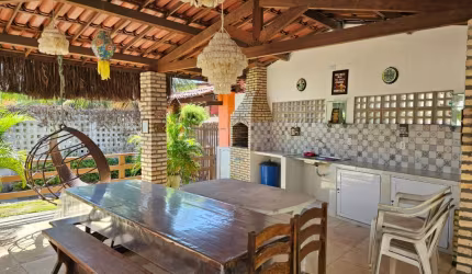 Duplex em Flecheira com porteira fechada a poucos metros da praia.