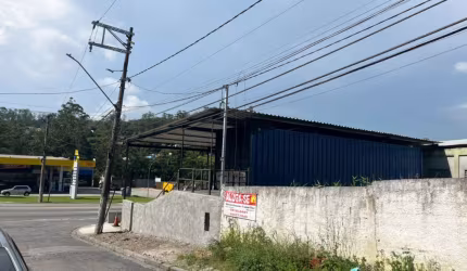 Aluga-se terreno comercial localizado na Rodovia Índio Tibiriçá, na cidade de Ribeirão Pires. O terreno possui 700 metros quadrados, é plano, murado e cercado, contando com água e luz.