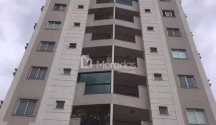 Apartamento de 3 quartos, sendo uma suíte , sala ampla com painel de TV, varanda, banheiro social, cozinha com armários planejados, área de serviço, uma vaga de garagem, tendo armários modulados em to