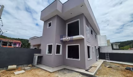 Sobrado à venda no bairro Potecas - São José/SC