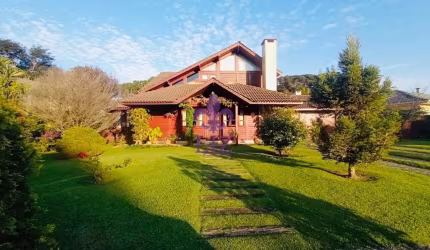 Linda Casa de Condomínio em Madeira de Lei